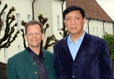 Prof. Jiang Gu (Peking) und Univ.-Prof. Dr. Gerhard W. Hacker, 18-5-2008, Michaelbeuern. (c) Dr. Gerhard W. Hacker, Salzburg (2008).